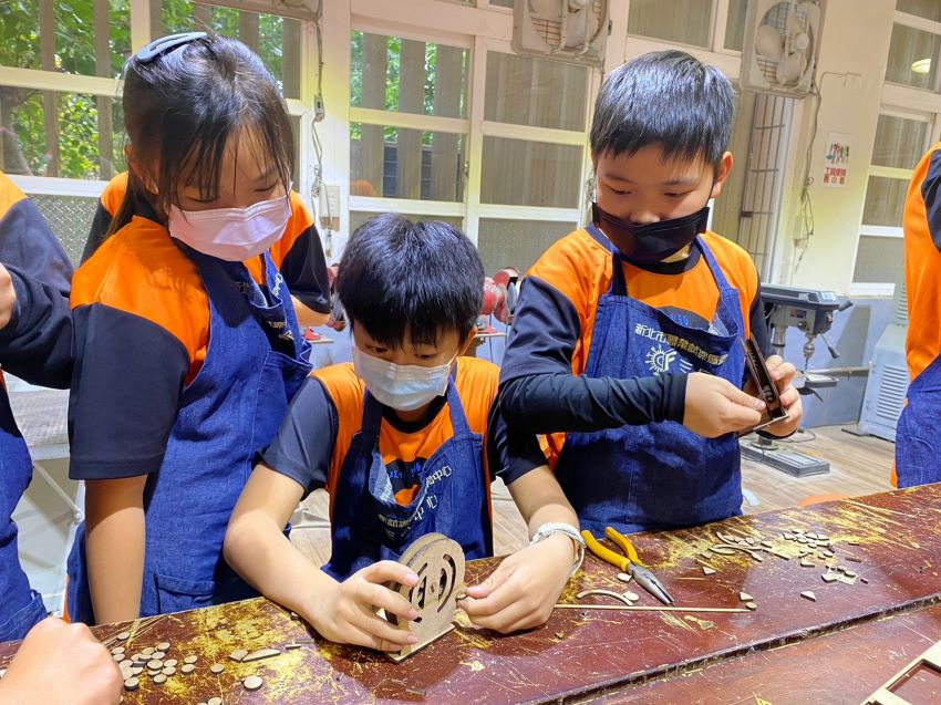 《圖說》職探中心-建築木工-雷切-鋼彈摩天輪。〈教育局提供〉