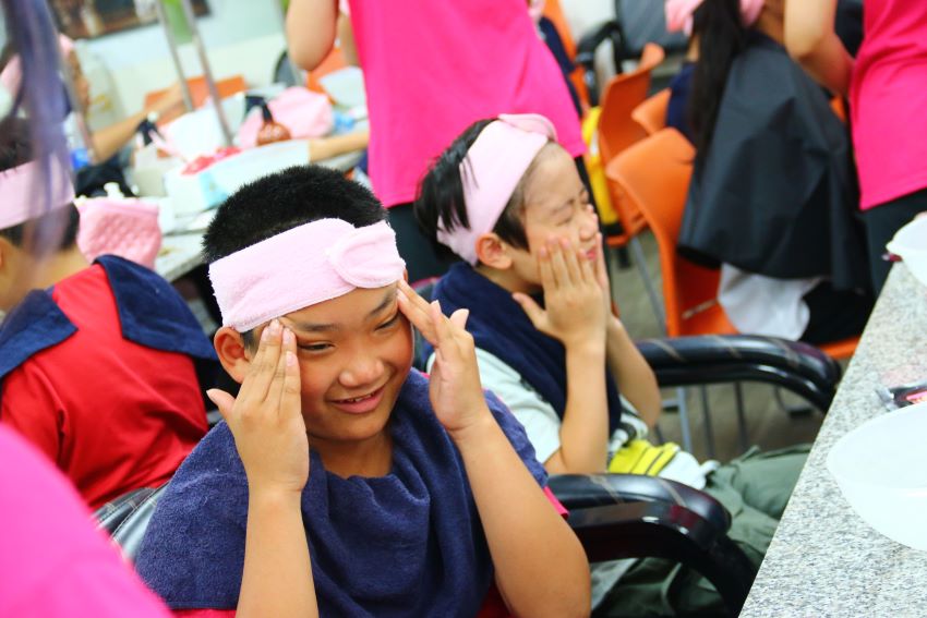 《圖說》學生進行家事類護膚保養、去角質實作與體驗。〈教育局提供〉