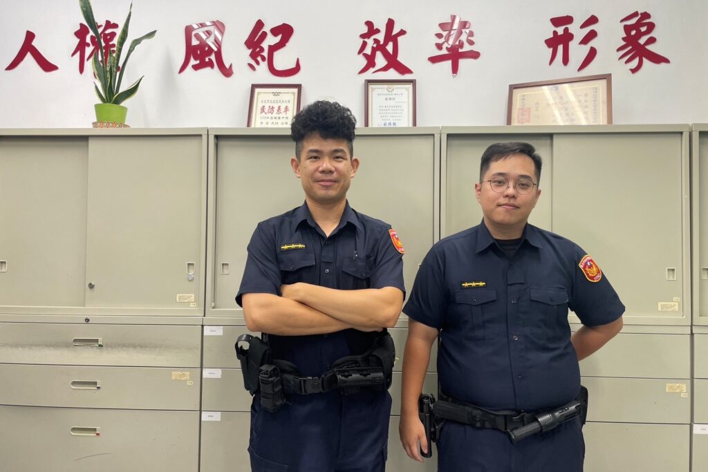 迷途的大孩子 男無助蹲路邊 北投警暖助返家 3 MEITU 20251008 133829814