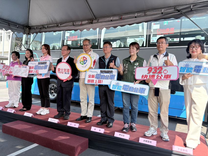 《圖說》臺北客運932快速電動公車啟用儀式，中為交通局主任秘書朱建全。〈交通局提供〉