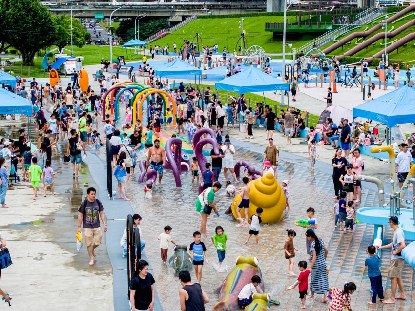 《圖說》海世界水樂園夏季開放吸引許多小朋友前往戲水。〈高灘處提供〉