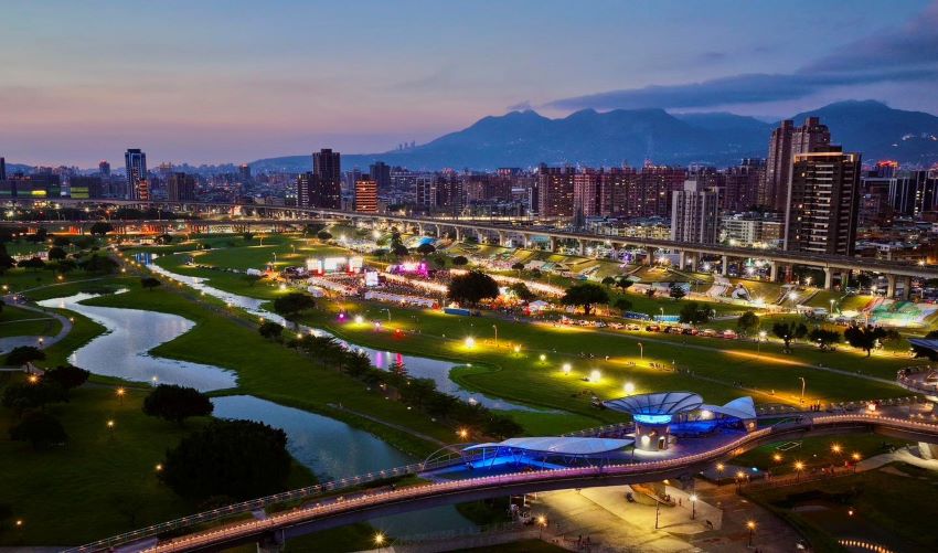 《圖說》新北大都會公園幸福水漾園區夜間別有一番風味。〈高灘處提供〉