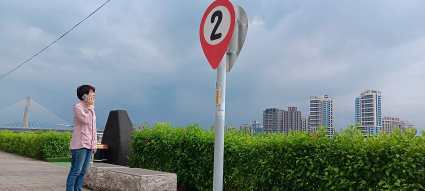 《圖說》「定位指標牌」設置位置明顯+民眾可依號碼輕鬆找到親友所在地。〈高灘處提供〉