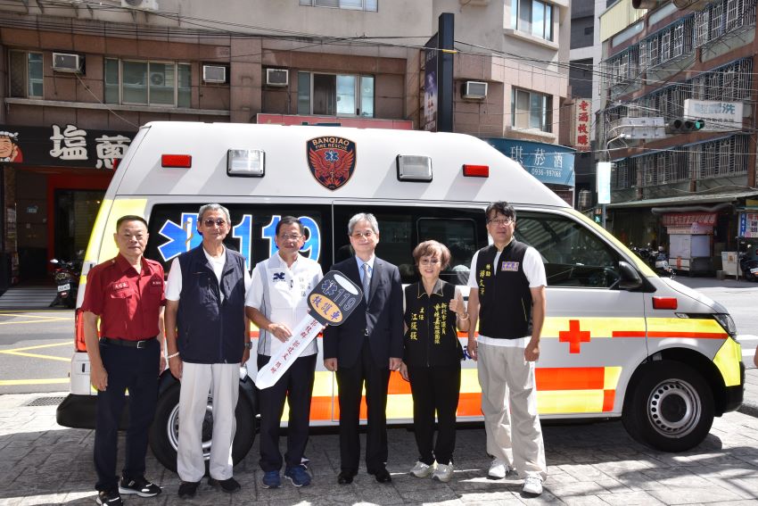 捐贈救護車 永福企業傳承愛心回饋社會 4 《圖說》消防局長陳崇岳代表接受永福企業捐贈救護車。〈消防局提供〉