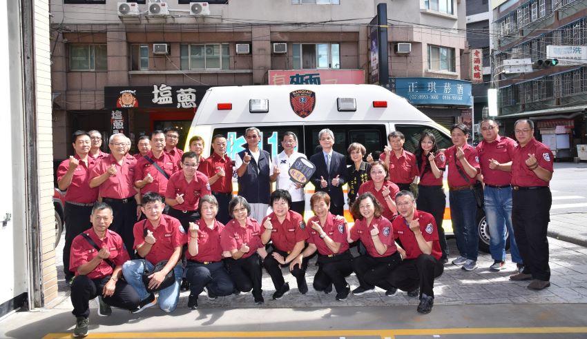 捐贈救護車 永福企業傳承愛心回饋社會 5 《圖說》永福企業捐贈救護車合影。〈消防局提供〉