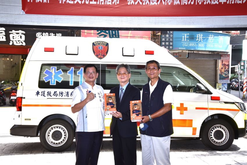 捐贈救護車 永福企業傳承愛心回饋社會 6 《圖說》消防局長陳崇岳回贈紀念品。〈消防局提供〉