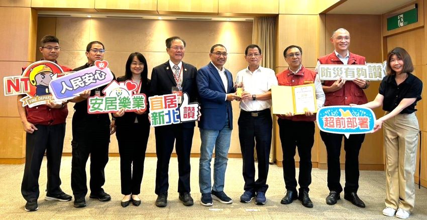 分享殊榮 新北消獻2025WITSA「智慧城市獎」首獎 4 《圖說》新北市災害系統榮獲 2025WITSA首獎,消防局長陳崇岳今日率業務單位於市政會議中將此榮耀獻給市府。〈消防局提供〉