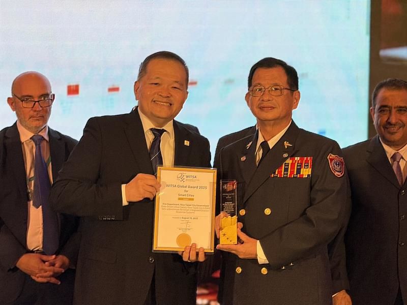 分享殊榮 新北消獻2025WITSA「智慧城市獎」首獎 6 《圖說》陳崇岳代表領取2025WITSA全球資訊科技應用傑出貢獻獎 (Global Award )「智慧城市獎」(Smart City Award)首獎。〈消防局提供〉
