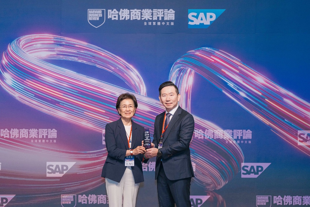 中國信託銀行獲《哈佛商業評論》數位轉型鼎革獎雙獎肯定 2 圖▲《哈佛商業評論》全球繁體中文版2025第五屆「數位轉型鼎革獎」頒獎典禮,中信銀行獲雙獎肯定,由《哈佛商業評論》全球繁體中文版發行人王力行(左)頒獎予中信銀行總經理楊銘祥(右)。(圖/中信銀行提供)