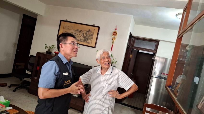 《圖說》黃信仁處長特別介紹輔導會推動的「就醫綠色通道」措施，也提醒並鼓勵長輩們安裝「遠距居家照顧系統」，強化居家安全與緊急應變能力。〈臺北市榮服處提供〉