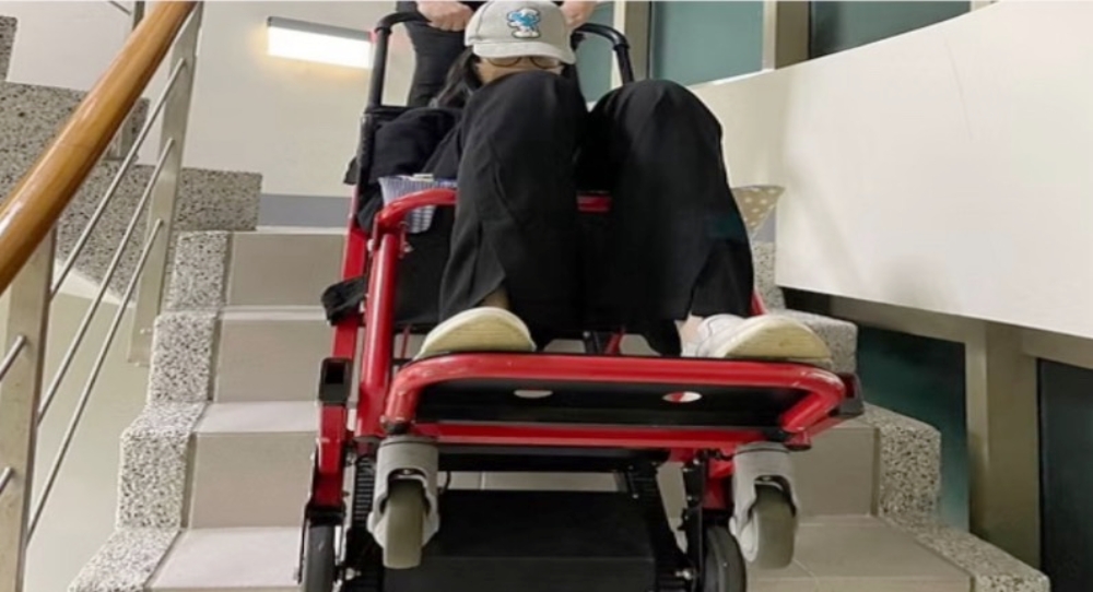 樂扶無障礙:專業協助上下樓爬梯機服務 解決雙北高齡與行動不便者出行難題 4 圖▲樂扶無障礙有限公司針對老舊公寓老人上下樓梯困難、行動不便輪椅接送、無障礙旅遊、出院及門診接送等需求提供服務。(圖/樂扶無障礙有限公司提供)