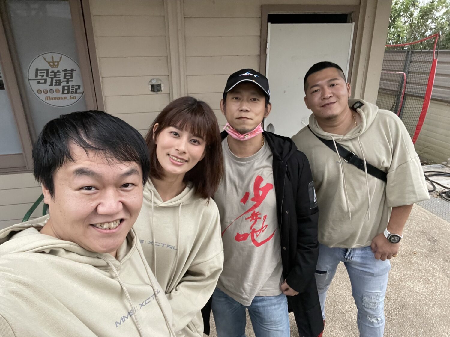 (右二)顏正國、草爺及友人經常談起公益關懷。(記者/司徒 攝）