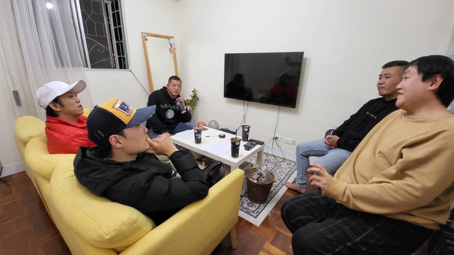 （紅衣為）顏正國為公益微電影進行會議。(記者/司徒 攝）