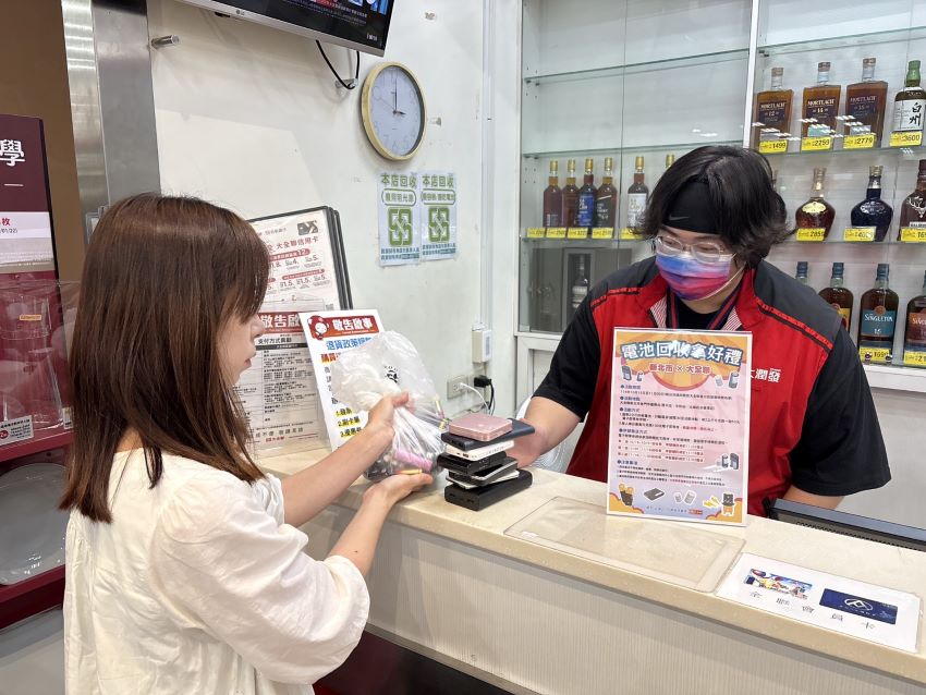 鼓勵回收行動電源 新北加碼送電子即享券 5 《圖說》活動10月15日起至11月30日止,民眾攜帶2公斤的電池與行動電源至新北市4間大全聯門市回收,即可兌換50元電子即享券。〈環保局提供〉