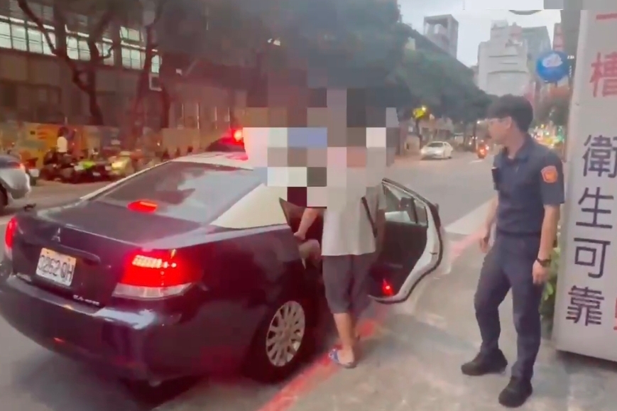 職業賭場隱身民宅掩人耳目 萬華警持搜索票攻堅逮22人 5 MEITU 20251009 121658723