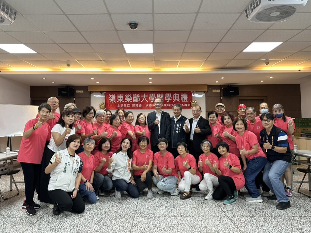青銀共學不設限 嶺東樂齡大學開學朝氣滿滿 3 %E5%B6%BA%E6%9D%B1%E7%A7%91%E5%A4%A7%E6%A8%82%E9%BD%A1%E5%A4%A7%E5%AD%B8%E9%96%8B%E5%AD%B8%E5%85%B8%E7%A6%AE%E5%A4%A7%E5%90%88%E7%85%A7 1