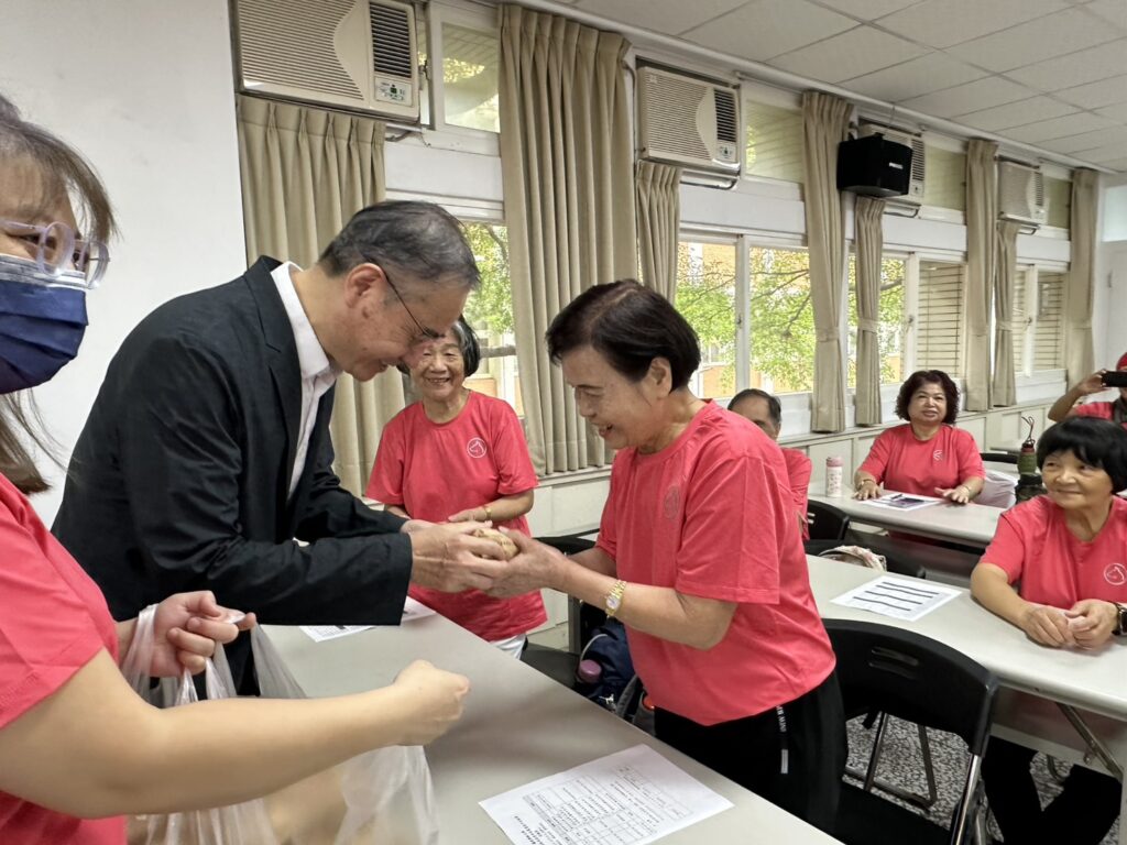 青銀共學不設限 嶺東樂齡大學開學朝氣滿滿 4 %E9%99%B3%E4%BB%81%E9%BE%8D%E6%A0%A1%E9%95%B7%E8%A6%AA%E8%B4%88%E6%A8%82%E9%BD%A1%E5%AD%B8%E5%93%A1%E3%80%8C%E6%A8%82%E7%B1%B3%E7%A8%BB%E8%99%8E%E5%92%AC%E8%B1%AC%E3%80%8D%E7%89%B9%E8%89%B2%E7%BE%8E%E9%A3%9F