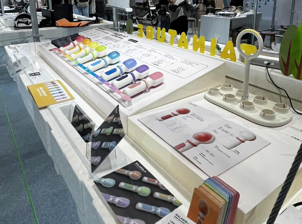 %E5%9C%96%E8%AA%AA%E4%B8%89%EF%BC%8C%E5%9C%A8%E8%A8%AD%E8%A8%88%E9%81%8E%E7%A8%8B%E4%B8%AD%EF%BC%8C%E9%99%B3%E5%84%80%E5%BA%AD%E7%A9%8D%E6%A5%B5%E5%90%B8%E6%94%B6%E5%B0%88%E5%AE%B6%E5%BB%BA%E8%AD%B0%E8%88%87%E4%BD%BF%E7%94%A8%E8%80%85%E9%9C%80%E6%B1%82%EF%BC%8C%E8%AE%93%E6%B8%AC%E8%A9%A6%E8%83%BD%E5%A4%A0%E7%9C%9F%E5%AF%A6%E5%8F%8D%E6%98%A0%E5%94%90%E6%B0%8F%E7%97%87%E5%85%92%E7%AB%A5%E8%88%87%E5%AE%B6%E5%BA%AD%E7%9A%84%E9%9C%80%E6%B1%82%EF%BC%8C%E4%BD%BF%E4%BD%9C%E5%93%81%E6%9B%B4%E5%85%B7%E5%AF%A6%E9%9A%9B%E5%83%B9%E5%80%BC%E8%88%87%E7%A4%BE%E6%9C%83%E6%84%8F%E7%BE%A9%E3%80%82 2