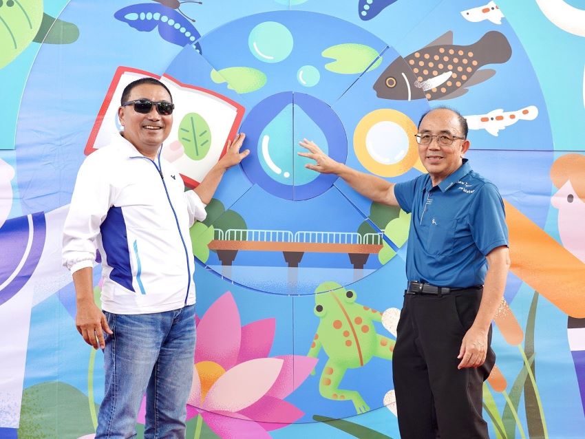 湳仔溝華麗轉身 侯:城市已「從掩鼻到微笑」 6 《圖說》侯友宜市長與宋德仁局長一同完成水願牆儀式象徵活水引入湳仔溝。〈水利局提供〉