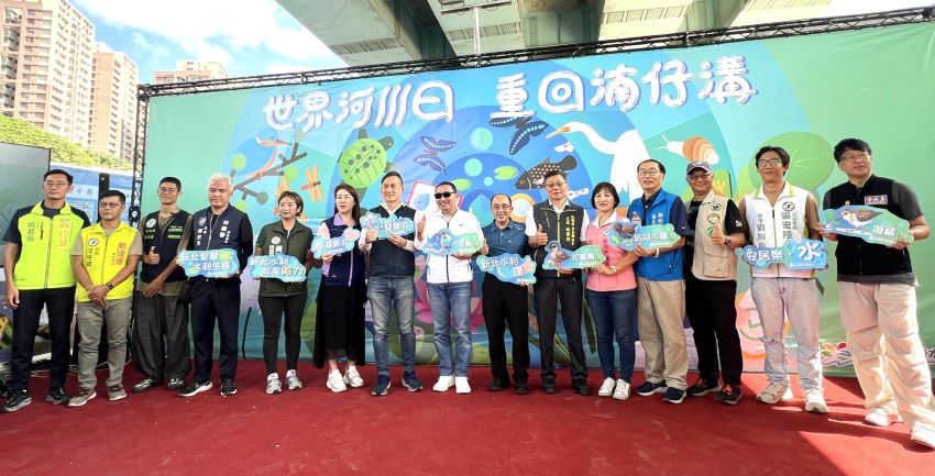 湳仔溝華麗轉身 侯:城市已「從掩鼻到微笑」 7 《圖說》侯友宜市長與貴賓於重回湳仔溝水願牆前合影。〈水利局提供〉