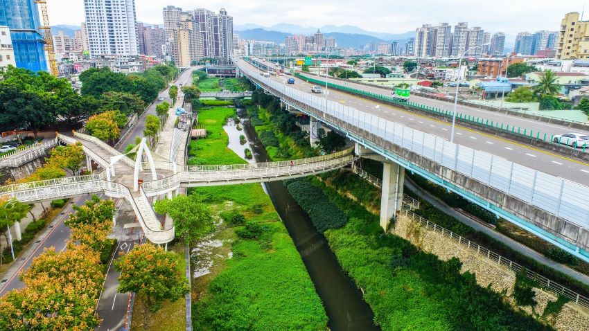 湳仔溝華麗轉身 侯:城市已「從掩鼻到微笑」 10 《圖說》湳仔溝整治完成後綠意盎然,成為都市中的一條綠色廊道。〈水利局提供〉