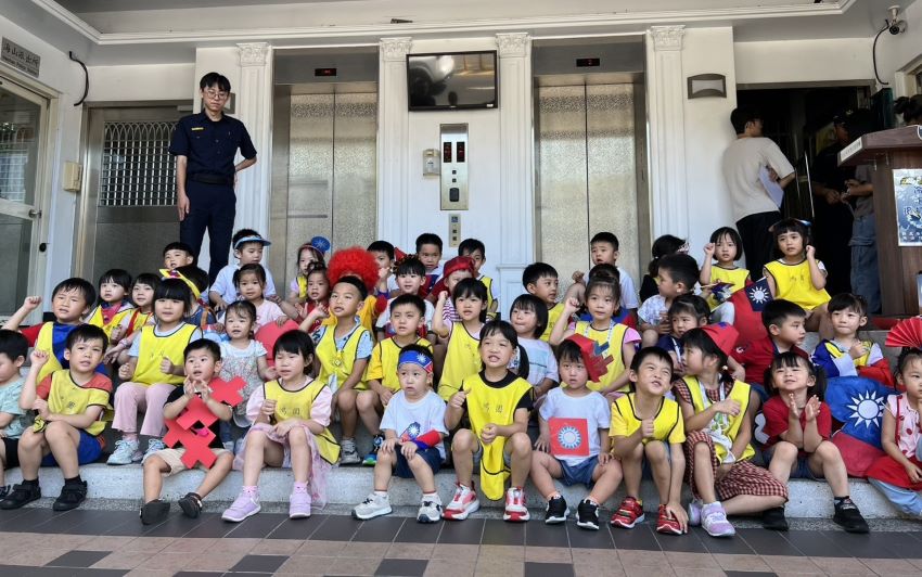《圖說》幼兒園小朋友參訪海山分局合影。〈海山分局提供〉