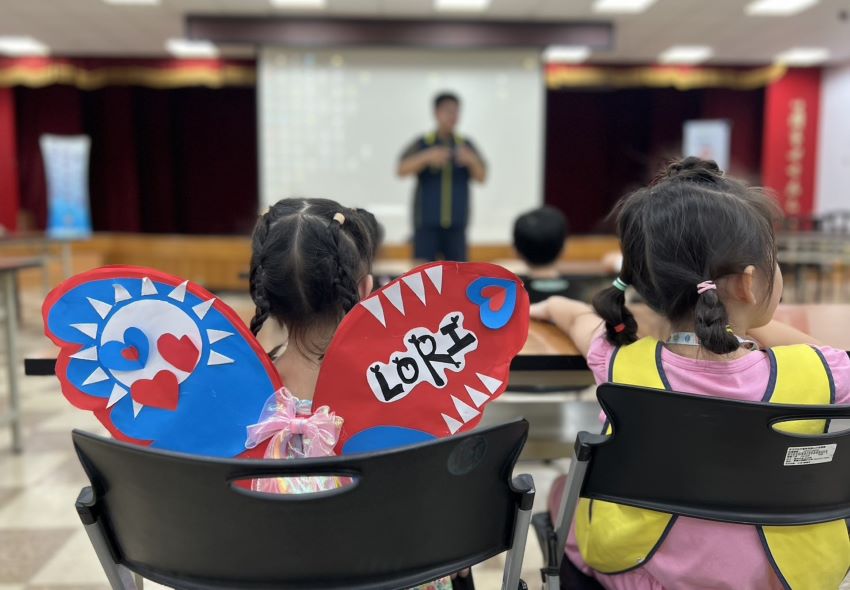 《圖說》小朋友裝扮有關雙十節的服裝近距離接觸警察。〈海山分局提供〉