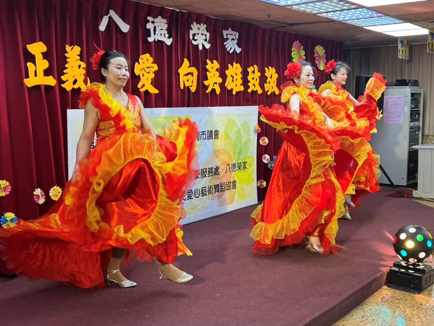 《圖說》新北市新住民愛心藝術舞蹈協會帶來西班牙舞曲演出精彩熱情為八德榮家住民長輩注入溫馨氛圍。〈八德榮家提供〉
