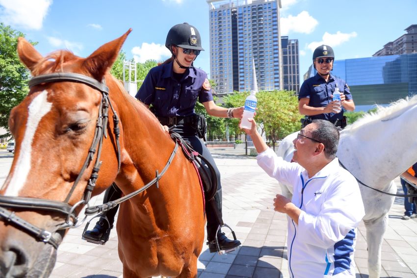 《圖說》侯友宜市長今日國慶日前夕前往慰勞騎警隊同仁。〈新聞局提供〉