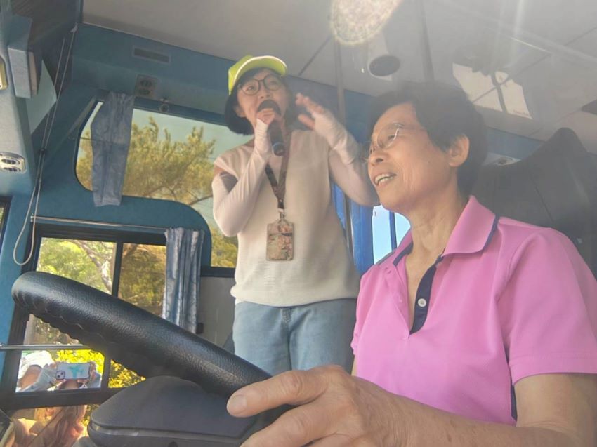 《圖說》板橋區玉山青年會據點長輩坐上大客車體驗大型車視野死角和盲區。〈社會局提供〉