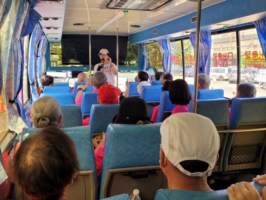 《圖說》據點長輩坐進大客車內  詳細聽取路老師解說。〈社會局提供〉