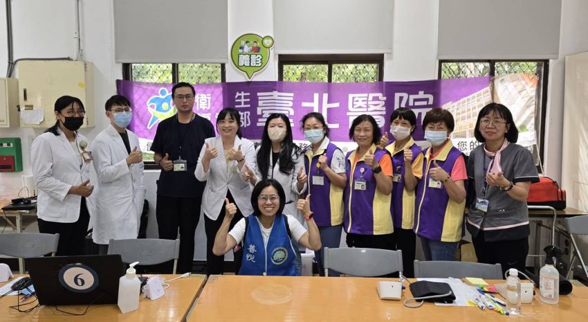 月餅之外的處方籤 臺北醫院中秋義診街友倍感溫暖 4 《圖說》臺北醫院中秋義診送暖。〈臺北醫院提供〉