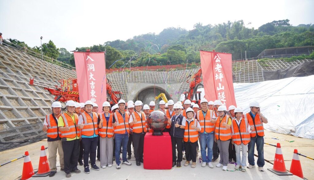攻克最艱鉅關卡 中市東豐快10月開鑿公老坪山隧道 4 01 %E9%9B%99%E5%8D%81%E5%9C%8B%E6%85%B6%E5%82%B3%E6%8D%B7%E5%A0%B1 %E6%9D%B1%E8%B1%90%E5%BF%AB10%E6%9C%88%E9%96%8B%E9%91%BF%E9%9A%A7%E9%81%93 %E6%94%BB%E5%85%8B%E6%9C%80%E8%89%B1%E9%89%85%E9%97%9C%E5%8D%A1 0
