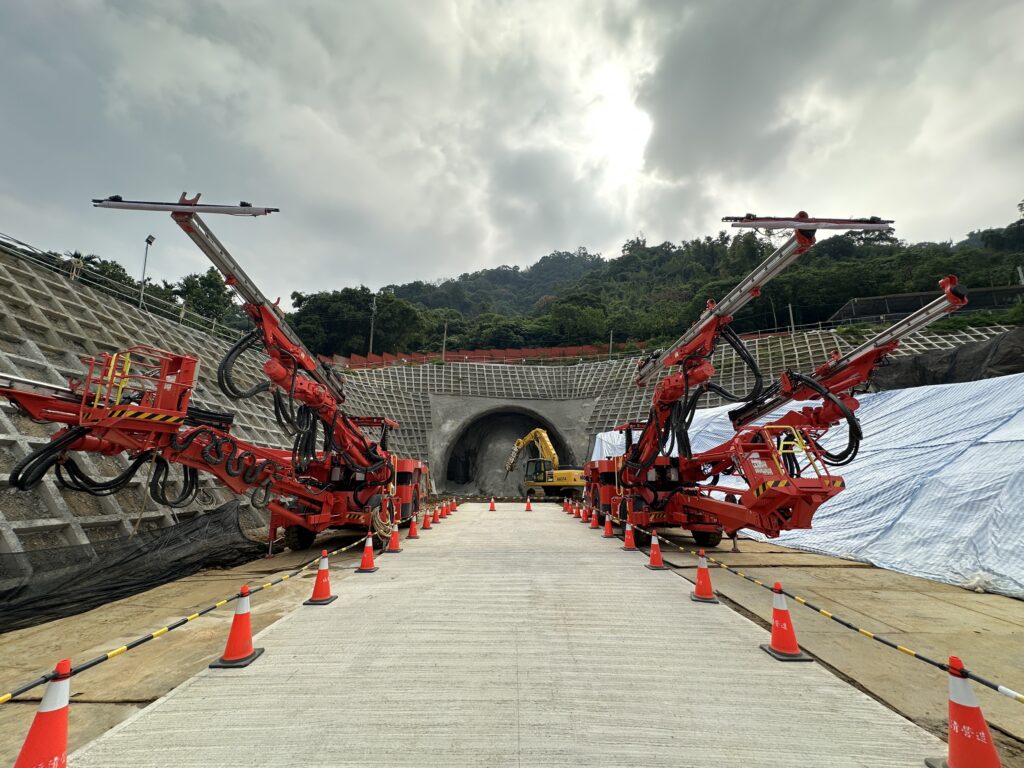 攻克最艱鉅關卡 中市東豐快10月開鑿公老坪山隧道 6 08 %E6%AD%A4%E6%AC%A1%E9%91%BD%E6%8E%98%E5%B7%A5%E7%A8%8B%E5%B0%87%E6%8E%A1%E7%94%A82%E5%8F%B0%E5%A4%A7%E5%9E%8B%E9%91%BD%E6%8E%98%E6%A9%9F %E4%BB%A5%E6%A9%9F%E6%A2%B0%E9%96%8B%E6%8C%96%E5%8F%96%E4%BB%A3%E7%88%86%E7%A0%B4%E6%96%BD%E5%B7%A5 %E5%85%BC%E9%A1%A7%E5%AE%89%E5%85%A8%E8%88%87%E7%94%9F%E6%85%8B %E8%90%BD%E5%AF%A6