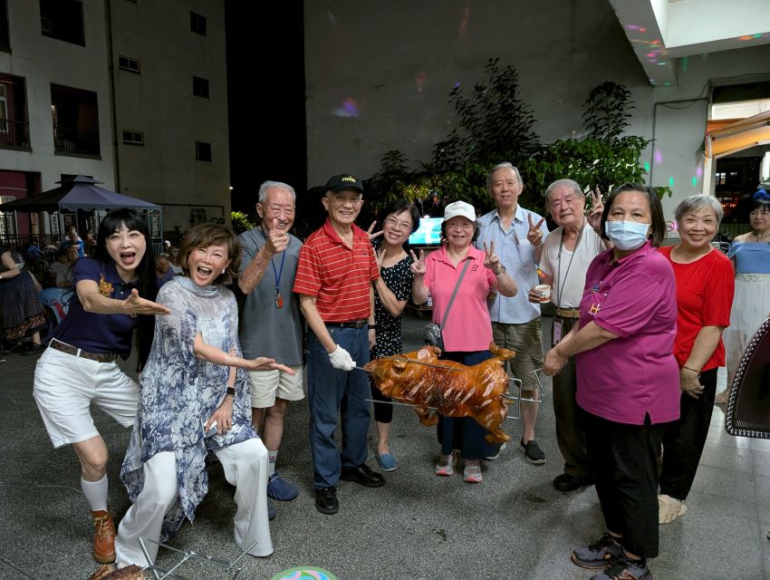 烤乳豬、高歌歡唱 板橋榮家中秋樂趣多 4 《圖說》板橋榮家陳桂美主任(左2)、萬事達開發行銷公司李奇璉總經理(左1)與長輩共度中秋。〈板橋榮家提供〉