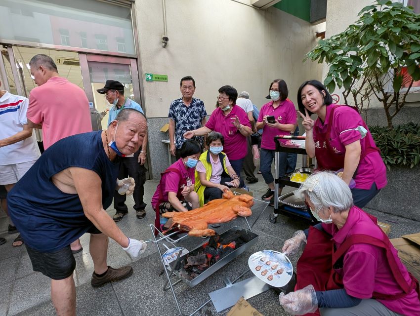 烤乳豬、高歌歡唱 板橋榮家中秋樂趣多 5 《圖說》大廚饒伯伯擔任起烤乳豬任務(左1) 。〈板橋榮家提供〉