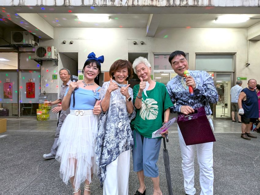 烤乳豬、高歌歡唱 板橋榮家中秋樂趣多 6 《圖說》梁阿姨抽中摸彩品(樺逸歌唱天地-許兆逸左1、林宜樺右1、板橋榮家陳桂美主任。〈板橋榮家提供〉