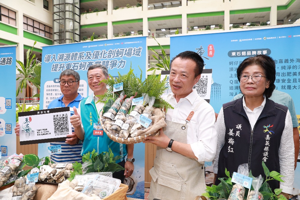 圖▲翁縣長說QRCode是蚵仔的身分證，掃一下就能看到產地來源和產品資訊。