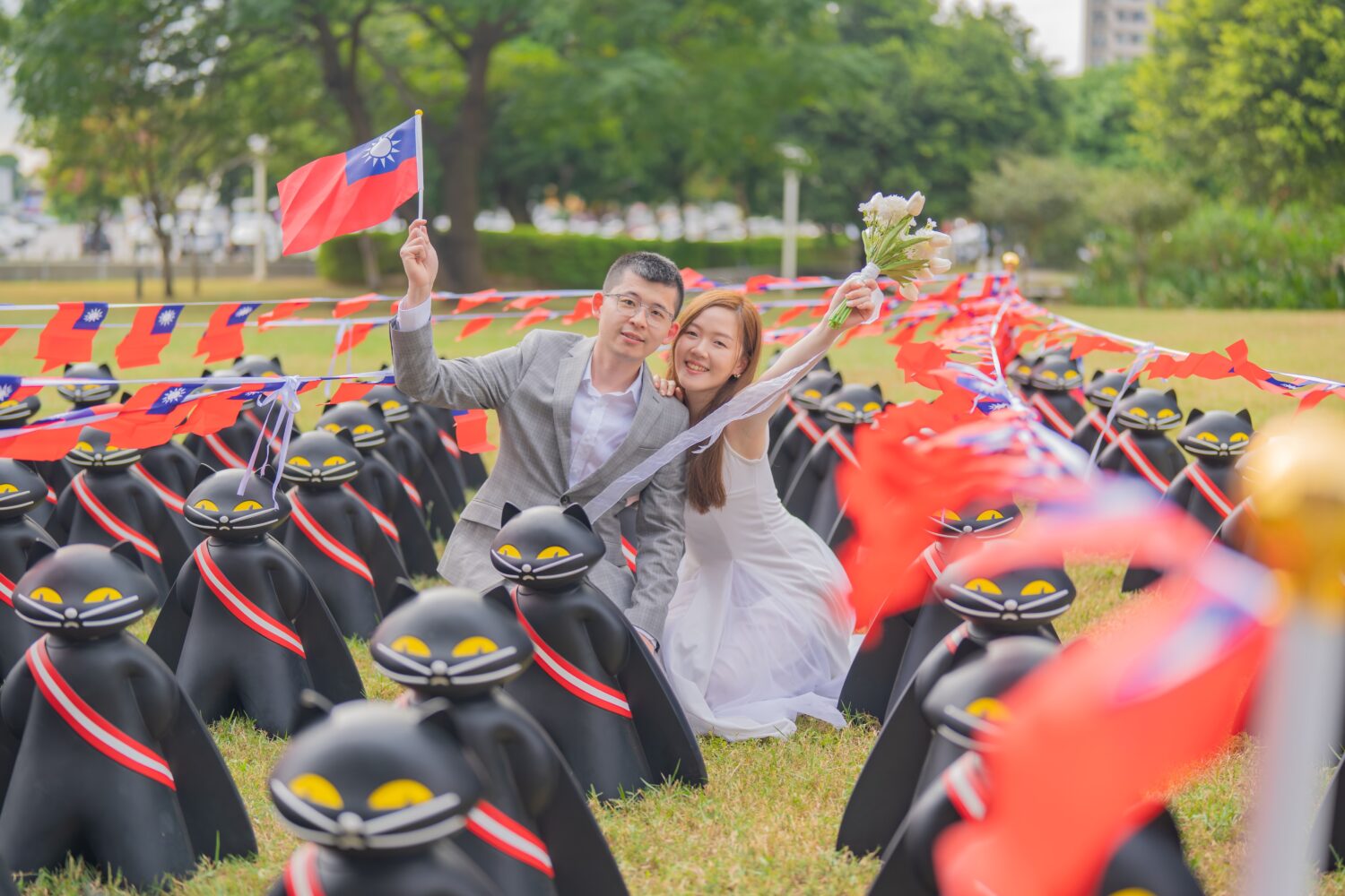 有新人拍婚紗照巧遇「國慶黑貓」，開心大喊是「喜上加喜」。（記者翻攝）