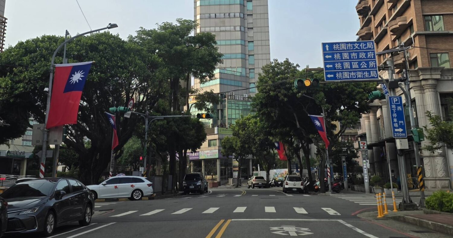 縣府路上也掛上國旗，和市民一同歡慶國慶。（記者翻攝）