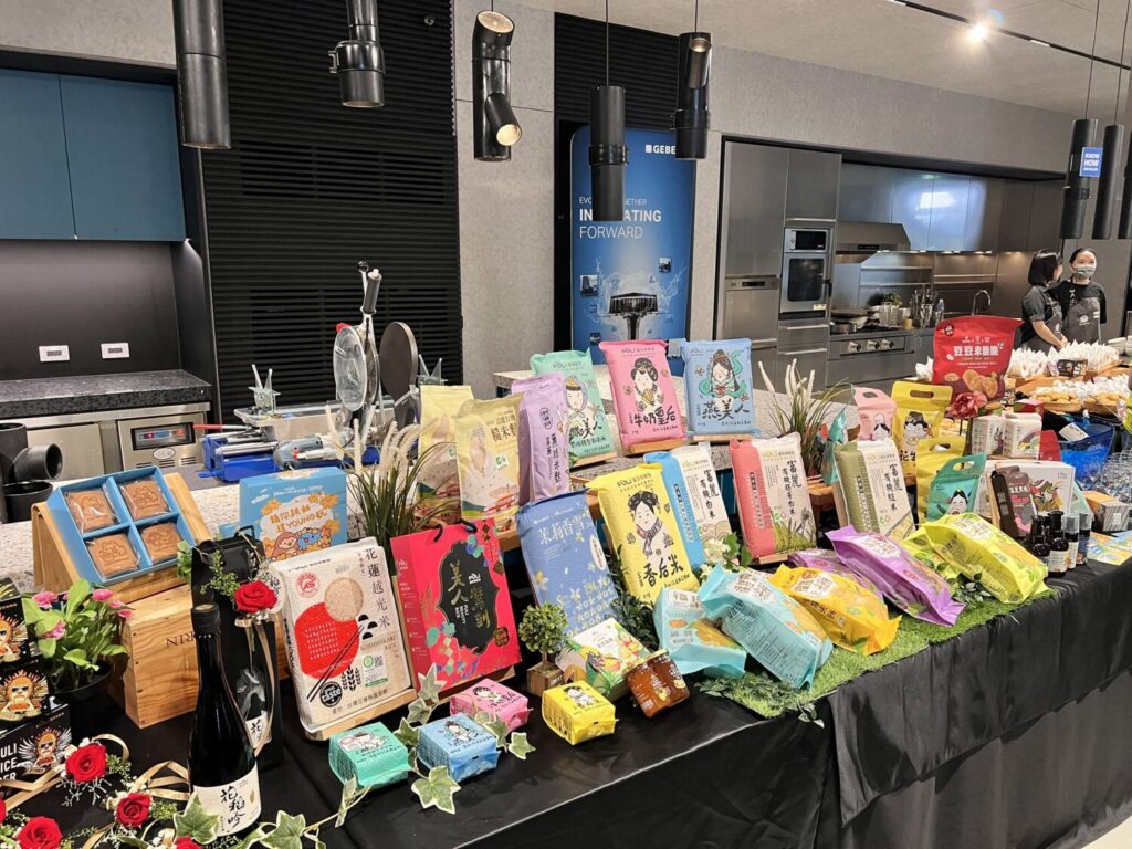 「BIKERTOPIA 騎士烏托邦」登場!哈雷騎士熱血回歸富里 | 索引新聞 INDEX News 現場陳列多款在地精選農產伴手禮,展現台灣品牌力與創新設計。(圖/富里鄉公所提供)