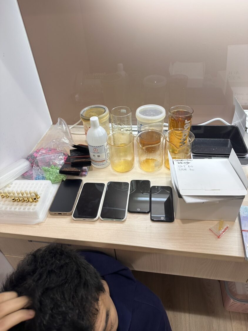 警方於住宅現場查獲多包疑似大麻成品，逐一比對、拍照存證，全程依法蒐證不放過任何細節（圖／新北刑警大隊提供）