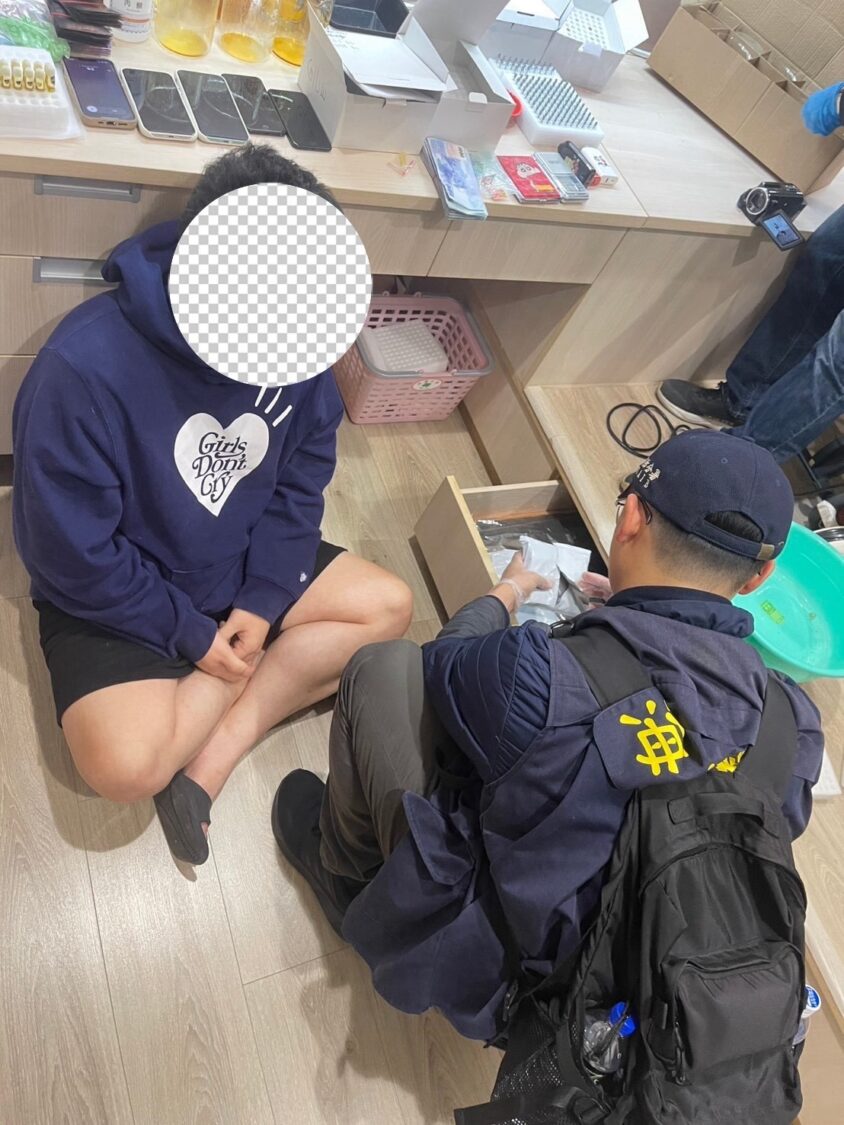 警方在嫌疑人住所搜索時，於抽屜及桌面查獲毒品及施用器具，全案依違反毒品危害防制條例移送法辦（圖／新北刑警大隊提供）