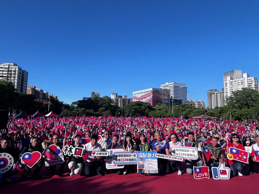 《圖說》林口地方士紳、區公所在林口運動公園舉辦國慶升旗典禮，逾3000名民眾迎晨光熱情參與。〈林口區公所提供〉