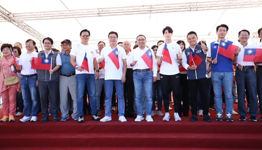 《圖說》侯友宜市長及市民在巴黎奧運拳擊金牌得主林郁婷的引領下，高聲齊唱國歌，祝福中華民國生日快樂。〈民政局提供〉