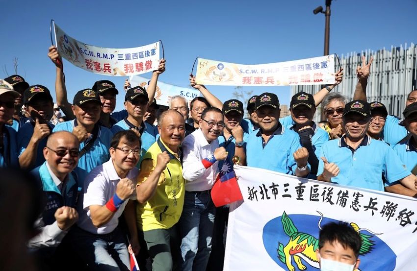 《圖說》侯友宜市長與今日表演團體、貴賓合照。〈民政局提供〉