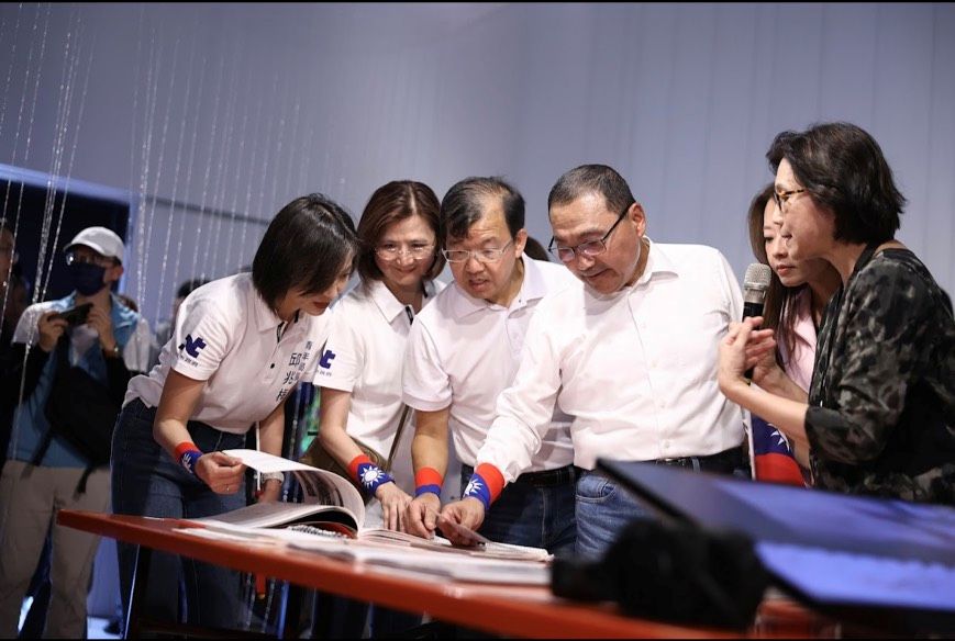 《圖說》升旗典禮結束後，侯友宜前往新北市美術館參觀。〈民政局提供〉