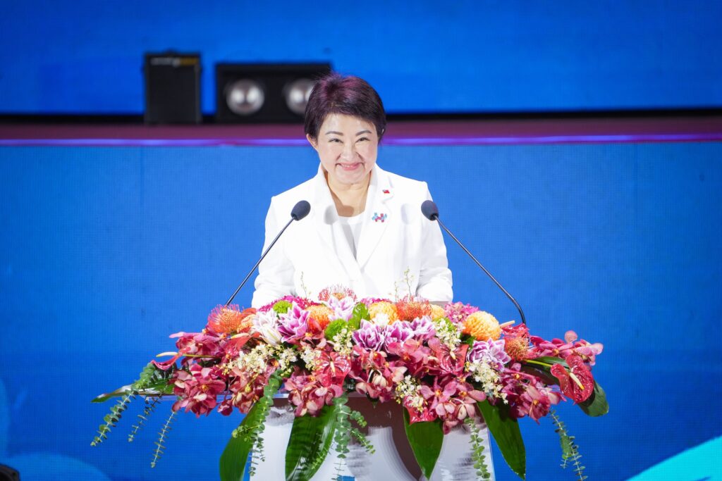 國慶晚會在台中 盧秀燕籲「善良、團結、勇敢」是立國精神 6 %E7%9B%A7%E5%B8%82%E9%95%B7%E8%87%B4%E8%A9%9E%E7%B1%B2%E5%90%84%E7%95%8C%E9%97%9C%E6%87%B7%E8%8A%B1%E8%93%AE %E5%96%84%E8%89%AF %E5%9C%98%E7%B5%90 %E5%8B%87%E6%95%A2 %E6%98%AF%E7%AB%8B%E5%9C%8B%E7%B2%BE%E7%A5%9E 1