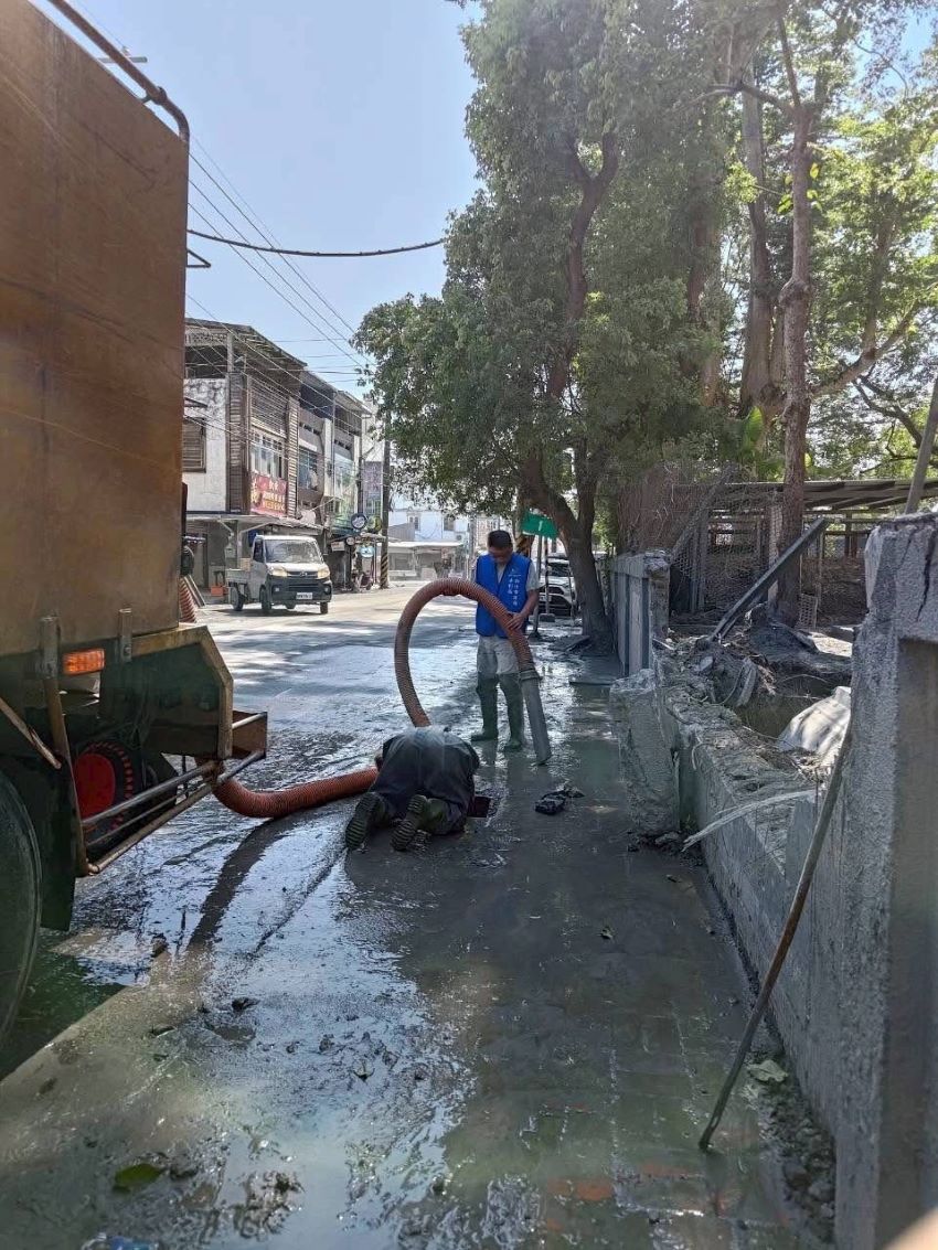 同島一命! 新北市國慶連假持續馳援花蓮 7 《圖說》新北市水利局協助下水道清淤,疏通排水系統。〈消防局提供〉