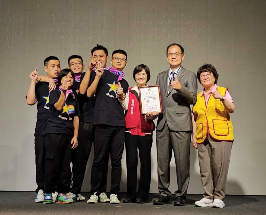 《圖說》新北市自閉症服務協進會張雅玲總幹事頒發感謝狀給覺行寺福田委員會主委，感謝捐贈善款幫助協會小朋友。〈覺行佛教基金會提供〉